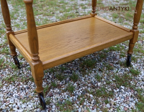 rustykalny stolik do herbaty