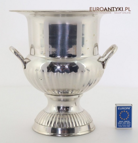 srebrny elegancki pojemnik na lód do wina