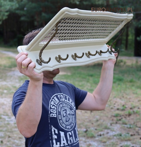 Wieszak vintage z półką ratanową