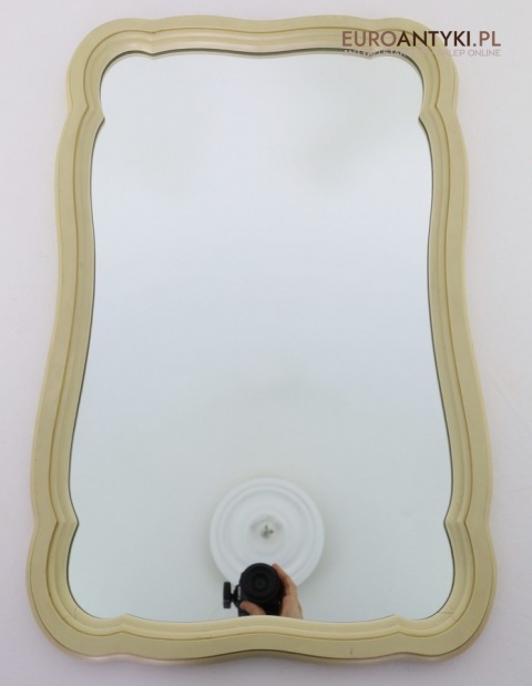 Lustro vintage z falowaną ramą