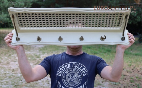 antyczny wieszak ścienny kremowy