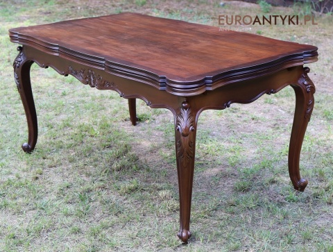 antyczny stół z rzeźbionymi nogami