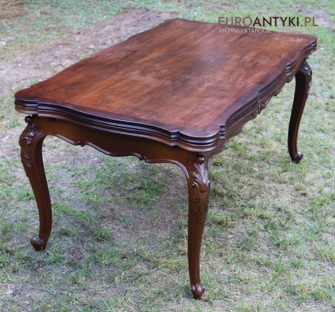 antyczny masywny stół z bogatymi zdobieniami