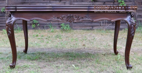 antyczny stół z litego drewna do salonu