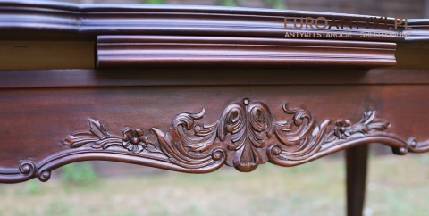 dekoracyjny stół z rzeźbionymi detalami