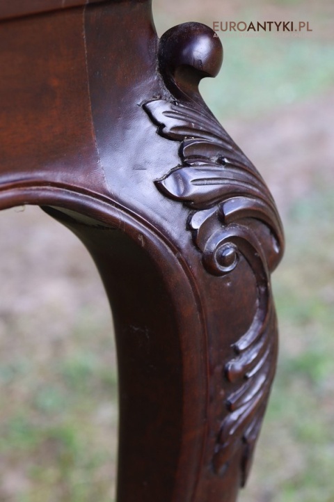 klasyczny stół z ornamentyką roślinną