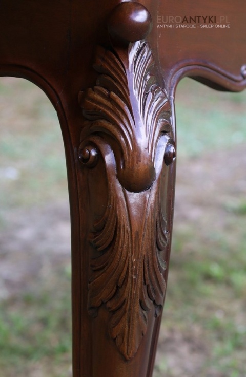 antyczny stół rozkładany z ornamentami