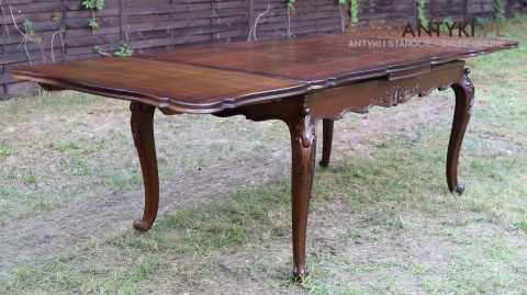 stylowy stół antyczny z rzeźbieniami