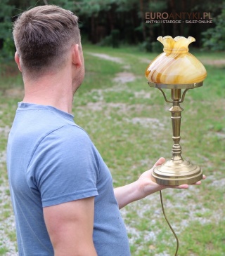 XL! Wysoka lampka stołowa retro z masywnego mosiądzu z bursztynowym kloszem – vintage oświetlenie