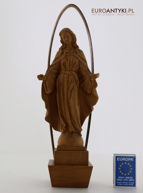 rzeźbiona matka boska z drewna