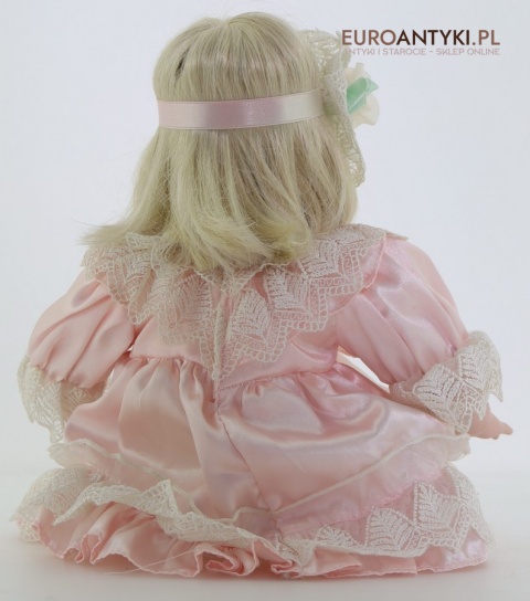 lalka dekoracyjna w koronkowej sukience