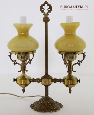 Antyczna lampa stołowa z bursztynowymi kloszami – mosiężne oświetlenie vintage z epoki