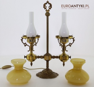 Antyczna lampa stołowa z bursztynowymi kloszami – mosiężne oświetlenie vintage z epoki