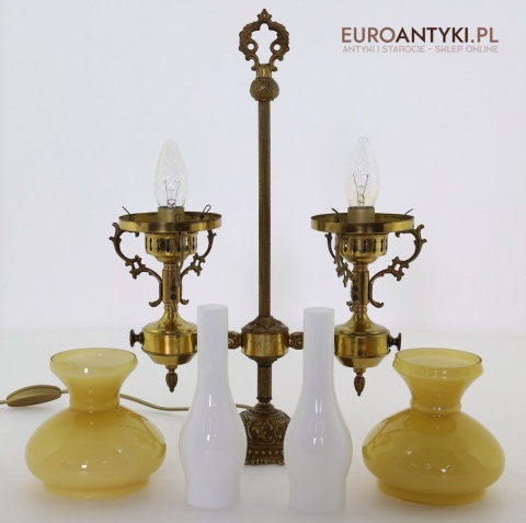 Antyczna lampa stołowa z bursztynowymi kloszami – mosiężne oświetlenie vintage z epoki