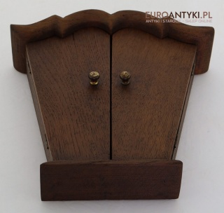 Antyczna szafka na klucze w holu, ganku – dekoracyjna i praktyczna ozdoba domu