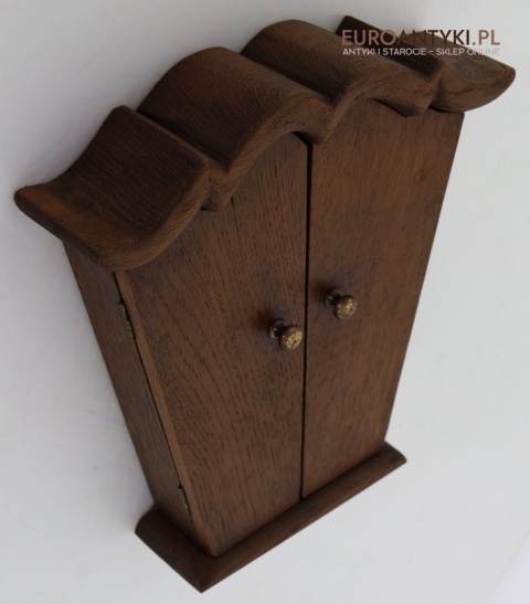 szafka na klucze retro z otwartymi drzwiczkami