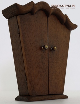 Antyczna szafka na klucze w holu, ganku – dekoracyjna i praktyczna ozdoba domu