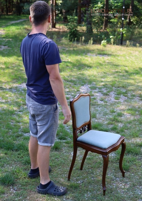 stare krzesło drewniane z tapicerką zieloną