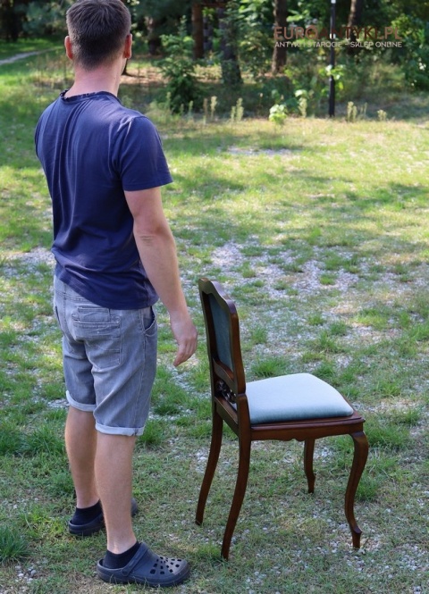 zabytkowe krzesło w stylu ludwikowskim