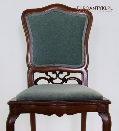 antyczne krzesło z dekoracyjnym oparciem