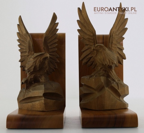 orły z rozpostartymi skrzydłami w drewnie