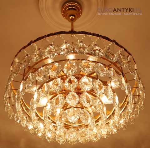 żyrandol retro z mosiężną ramą i kryształami
