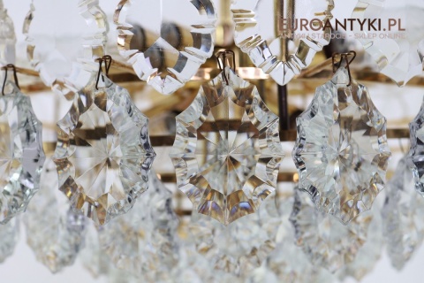 kryształowe detale żyrandola retro