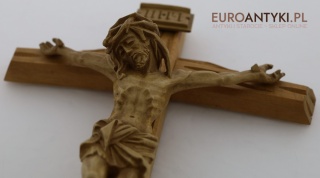 Antyczny krzyż drewniany z figurką – ręcznie rzeźbione cudeńko vintage z połowy XX w.