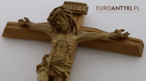 antyczny rzeźbiony krzyż z litego drewna