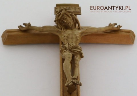 ręcznie rzeźbiony krucyfiks drewniany