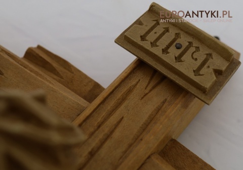 INRI napis inri na krzyżu z drewna