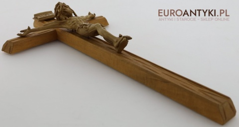 krzyż z realistyczną figurką jezusa