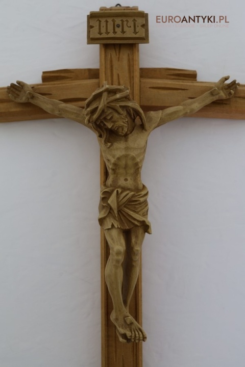 krzyż z artystycznym napisem inri