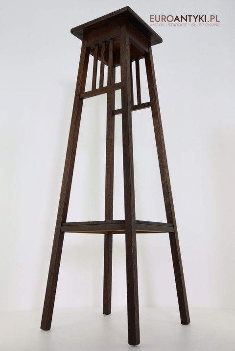 zabytkowy piedestał z epoki secesyjnej