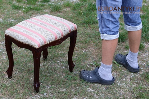 klasyczny stołek vintage przy toaletkę