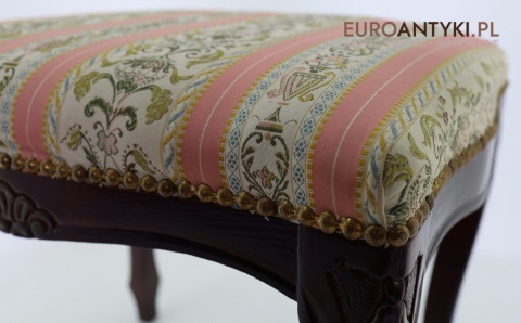 stołek vintage z ozdobną tkaniną