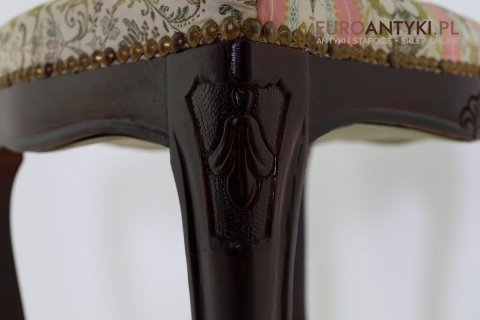 elegancki stołek vintage z drewna