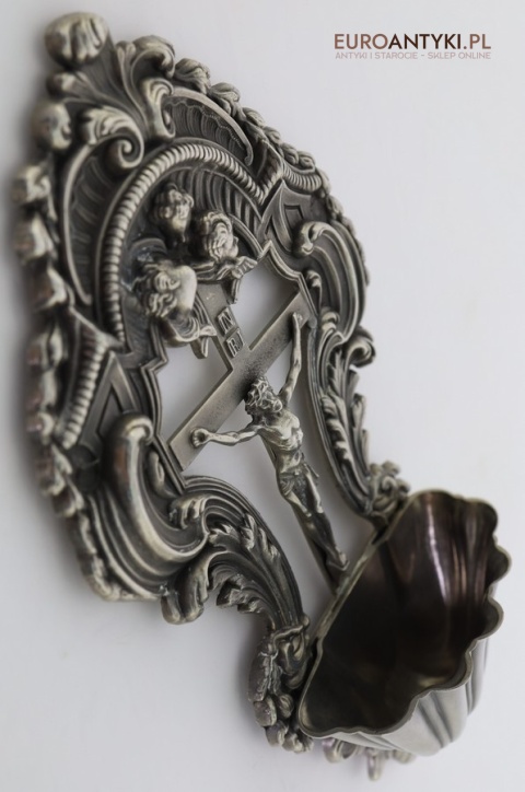 zabytkowe ścienne naczynie do wody święconej
