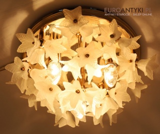 Dekoracyjny plafon kwiatowy z mosiądzu i szkła – stylowe oświetlenie retro