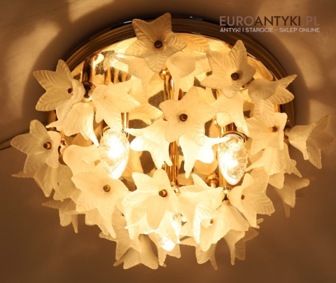 szklane kwiaty w plafonie vintage
