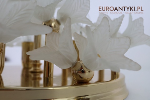 mosiężny plafon z florystycznym motywem