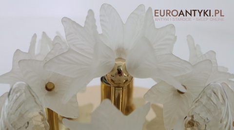 szklane klosze w formie kwiatów