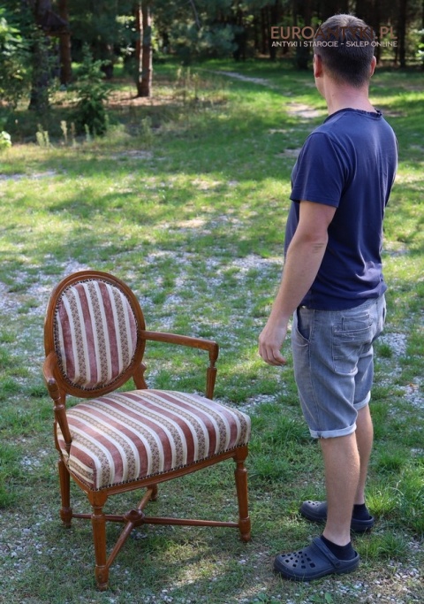 elegancki fotel antyczny drewniany