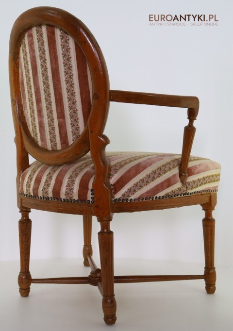 fotel vintage z owalnym oparciem