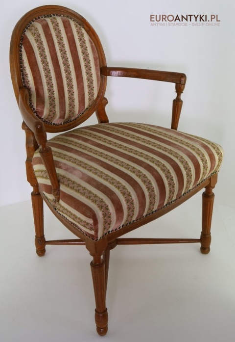 klasyczny fotel drewniany z epoki