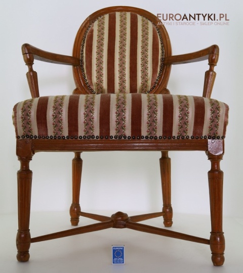 fotel stylowy z krzyżowym łączeniem nóg