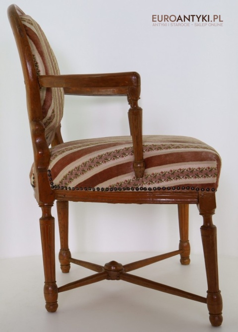 elegancki fotel antyczny w dobrym stanie