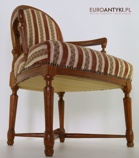 antyczny mebel retro z drewna i tkaniny