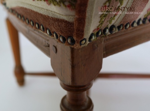 antyczny fotel ludwik xvi z drewna