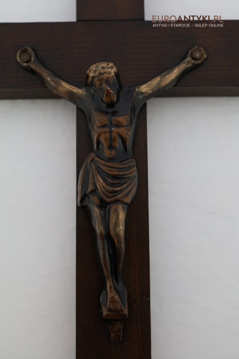 stary krzyż drewniany z metalowym chrystusem